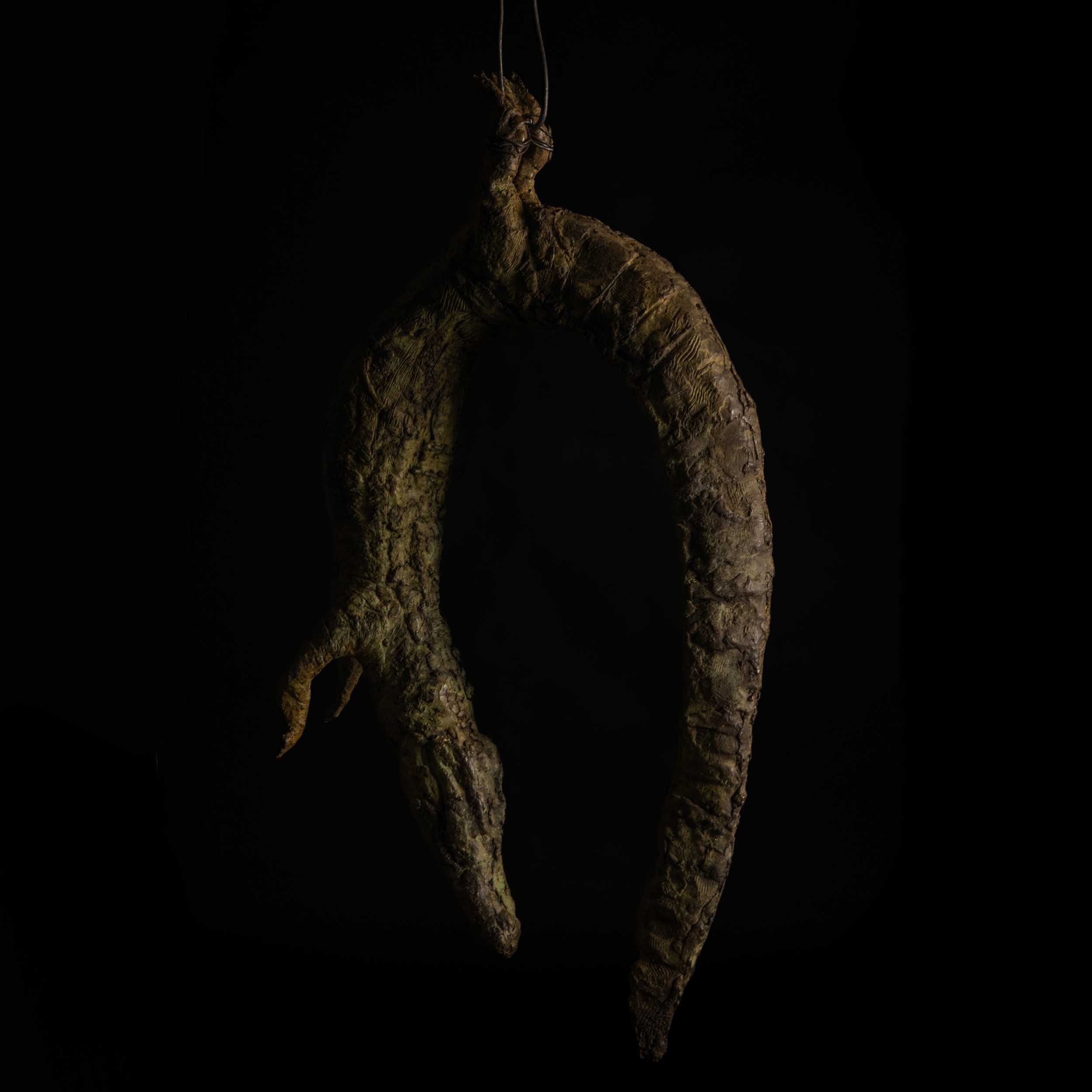 Miniatura de cocodrilo colgado esculpido en bronce, escultura de Darío Zoel