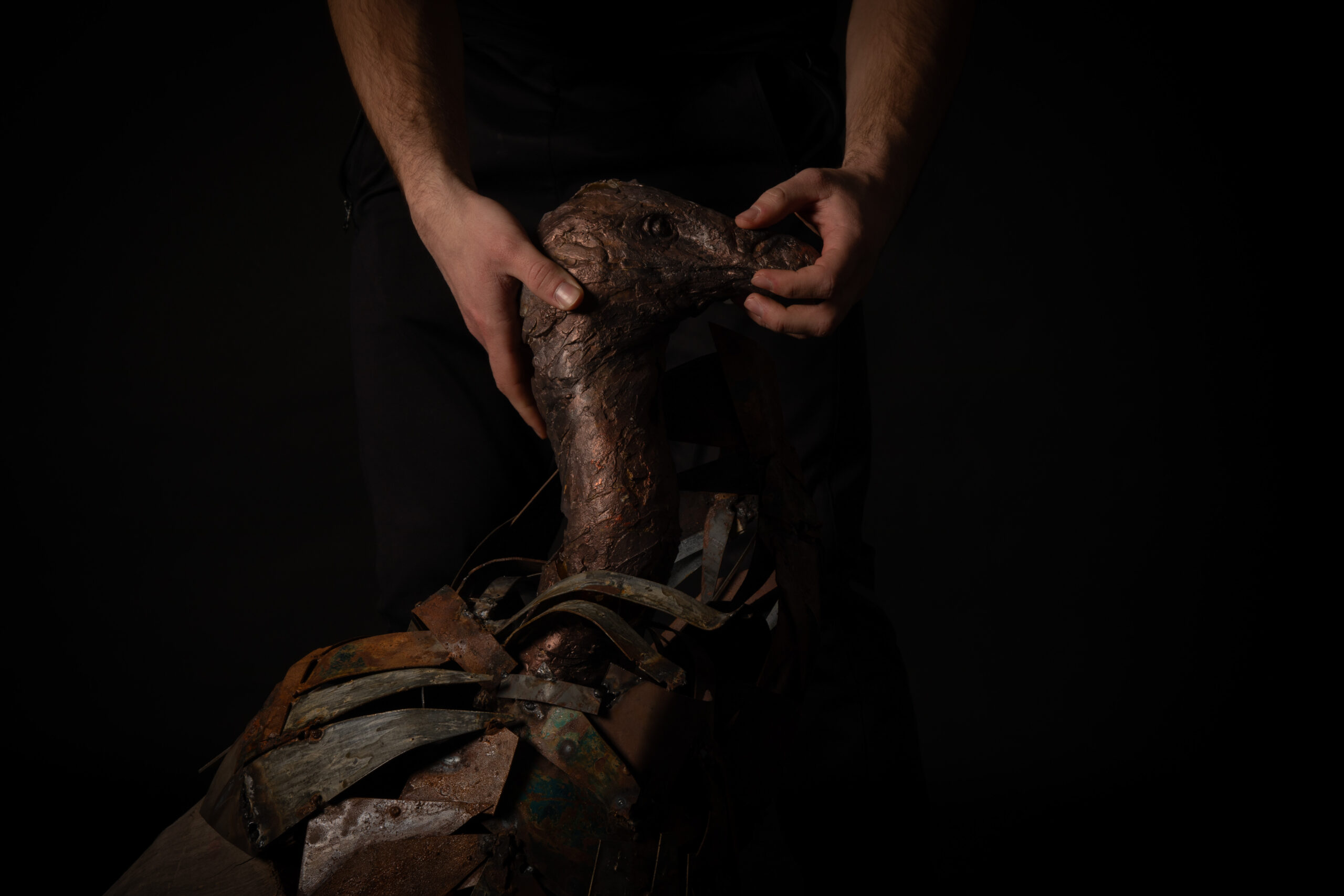 Detalle de la cabeza de escultura contemporánea de un buitre leonado en resina, metal y madera, obra de Darío Zoel