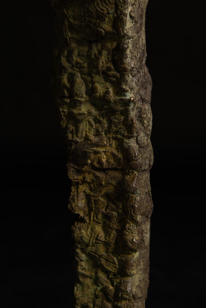 Detalle 2 de cocodrilo colgado esculpido en bronce, escultura de Darío Zoel
