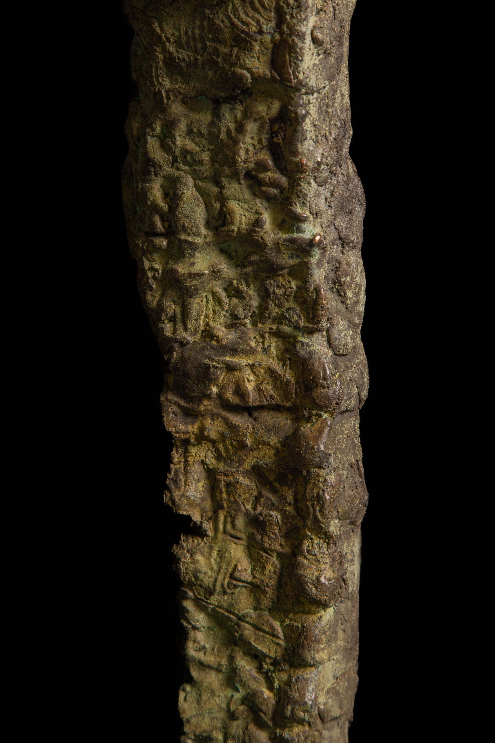 Detalle 2 de cocodrilo colgado esculpido en bronce, escultura de Darío Zoel